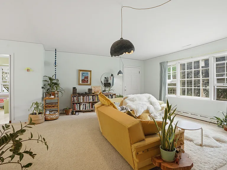 321 McLean St — Photo 6