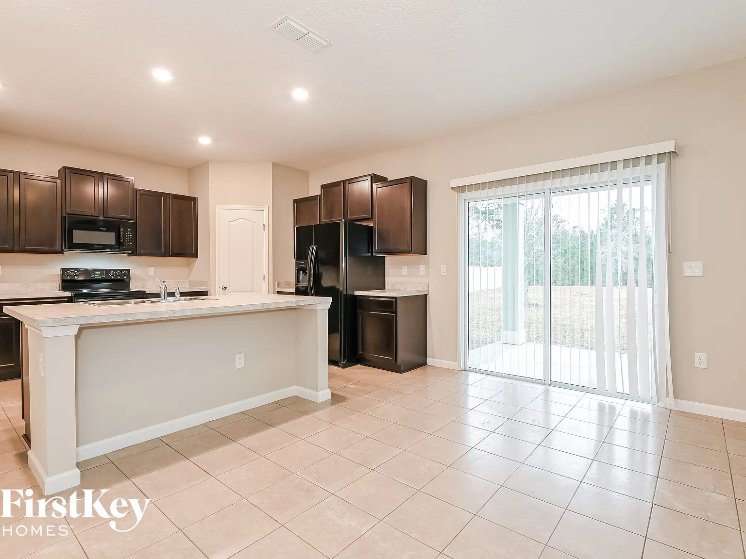4 bed, 2.5 bath, 2358 sqft, $2,605 — Photo 4
