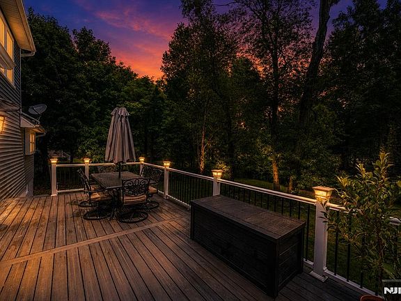 4th image of 375 Queens Ct