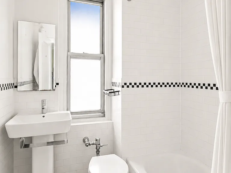 325 W 45th St #1012 — Photo 2
