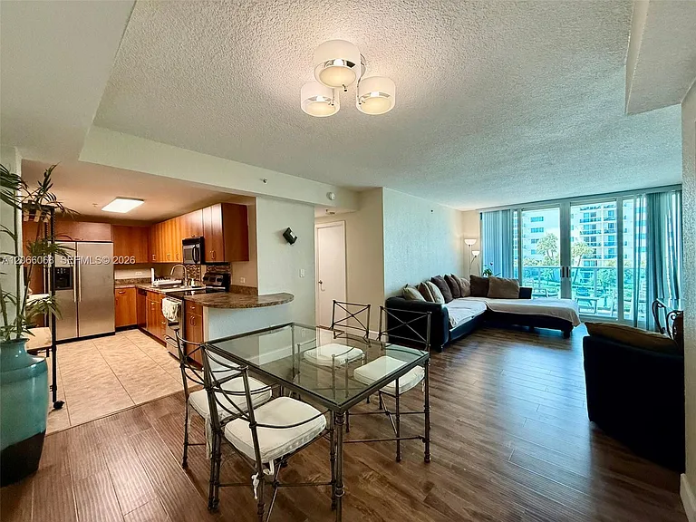 7501 E Treasure Dr #3H — Photo 4