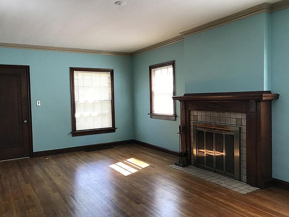 Living Room with fireplace