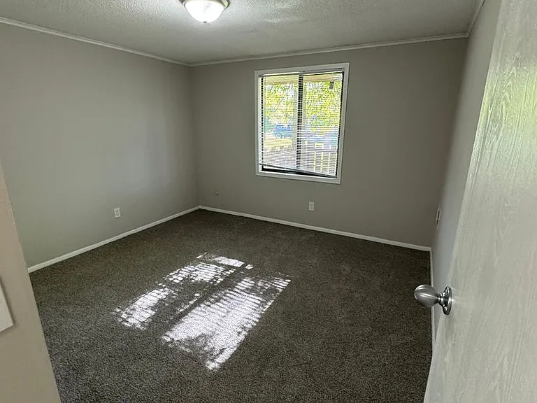 Poplar Ridge Apartments — Photo 25