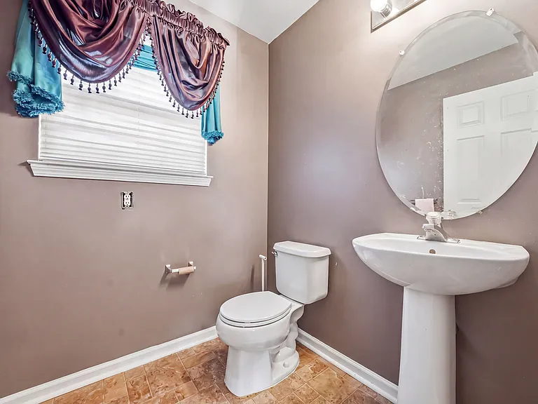 327 Allens Ln — Photo 8