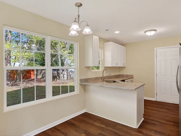 713 Emerald Ct — Photo 5