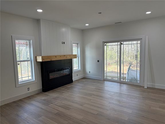 2nd image of 320 Thompson St