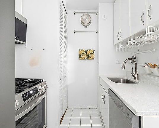 4th image of 161 W 61st St APT 11E