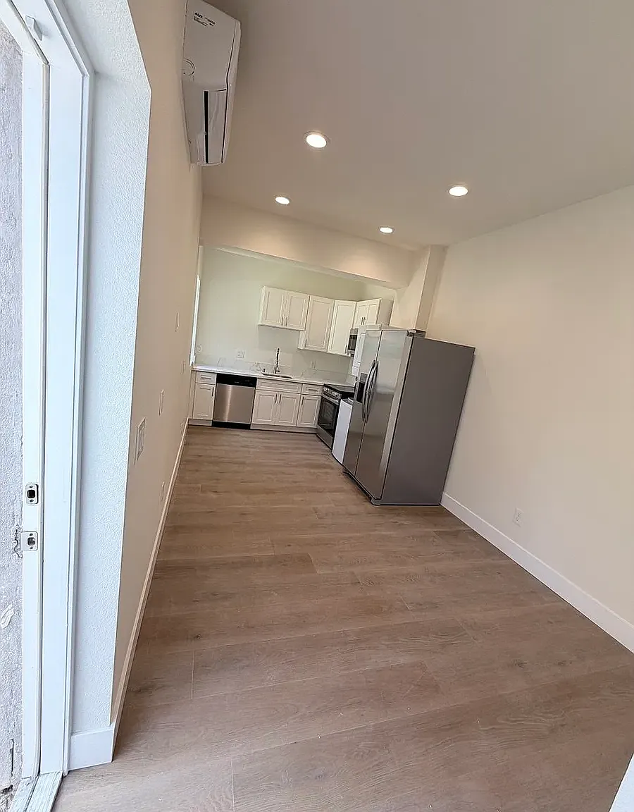 1 bed, 425 sqft, $2,299 — Photo 3