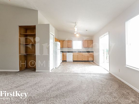 5th image of 2215 Rolling Oak Dr