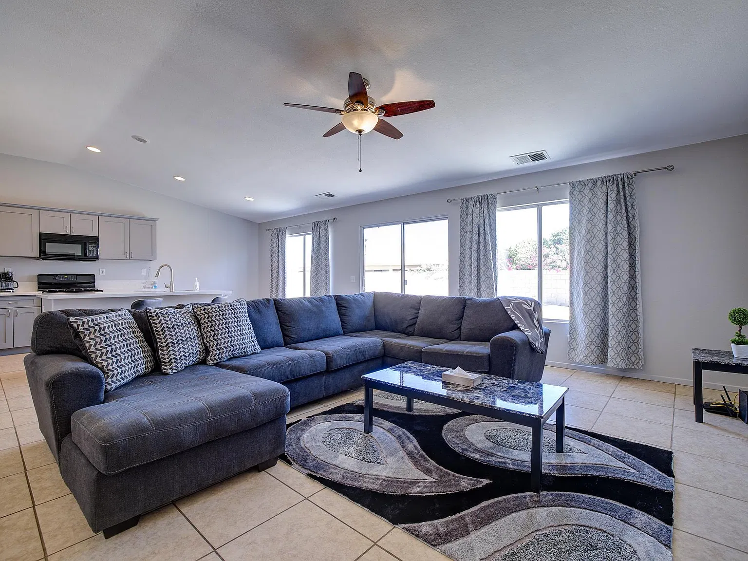 4 bed, 2194 sqft, $3,700 — Photo 3
