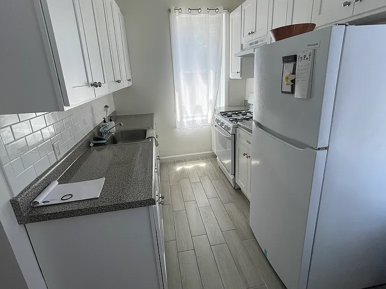 39 74th St #D1 — Photo 3