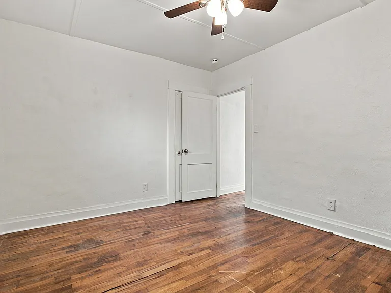 300 S College St — Photo 17