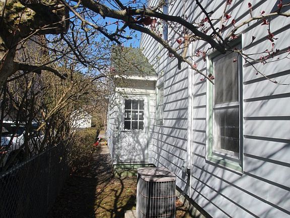 4th image of 61 Rockton St