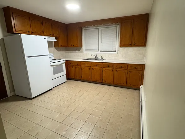 61 Beacon St #1, Fall River, MA 02721