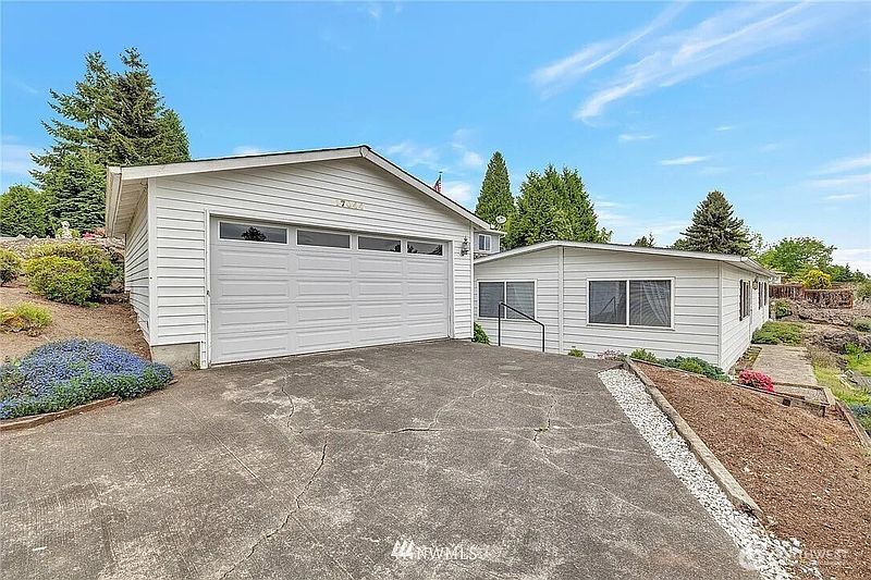 2nd image of 17044 Woodcrest Drive NE