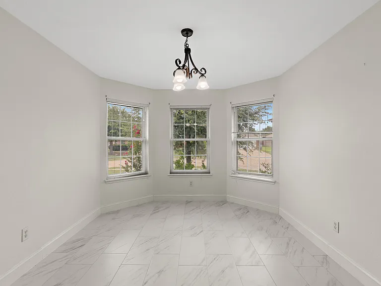 709 Chelsea Dr — Photo 2