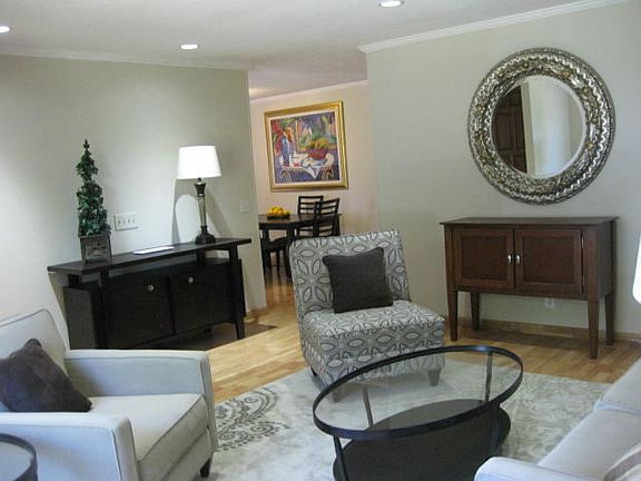 INVITING LIVING ROOM