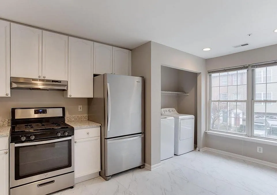 4 bed, 3.5 bath, 1800 sqft, $3,300 — Photo 2