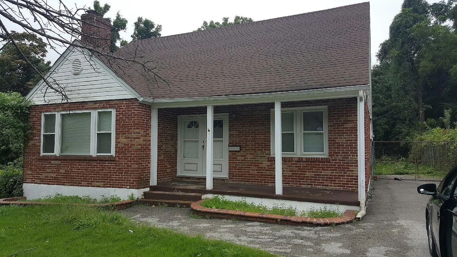 122 Bernhardt Ave photo 1