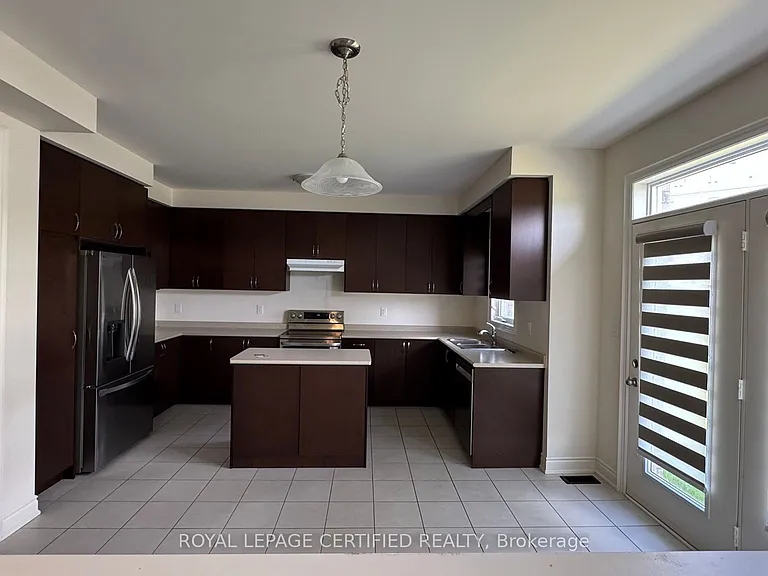 172 Bloomfield Cres — Photo 2