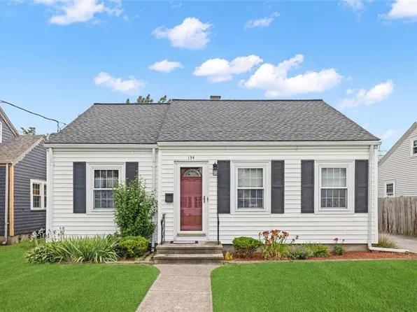 134 Edgemere Rd, Pawtucket, RI 02861