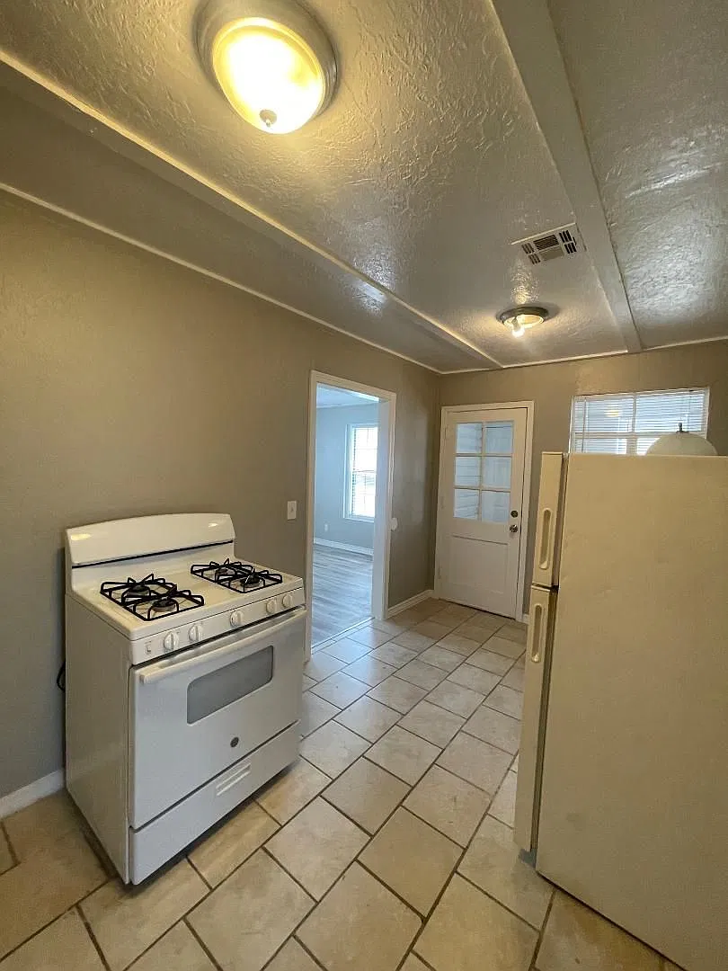 Adorable 1 Bedroom 1 Bathroom Duplex Available Now! — Photo 4