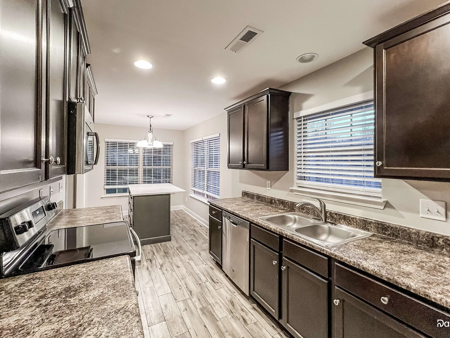 3 bed, 2.0 bath, 1502 sqft, $1,890 — Photo 3