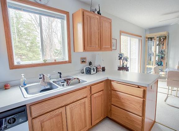 5th image of 2405 33rd Ave NE