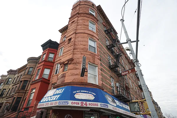 Rented by Rennit Inc. | media 21