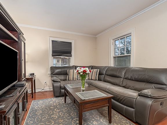 4th image of 594 E Benton St