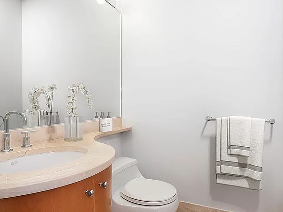 5th image of 222 E 34th St APT 2425