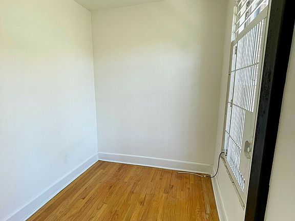 5th image of 220 Waverly Pl APT 5