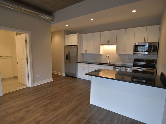 4th image of 3817-45 N Broadway St #3833-315