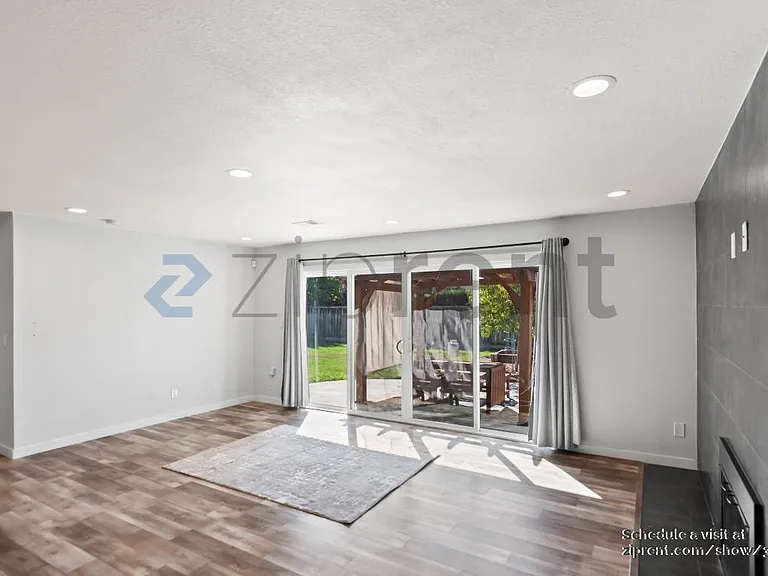 1796 Wyrick Ave — Photo 7
