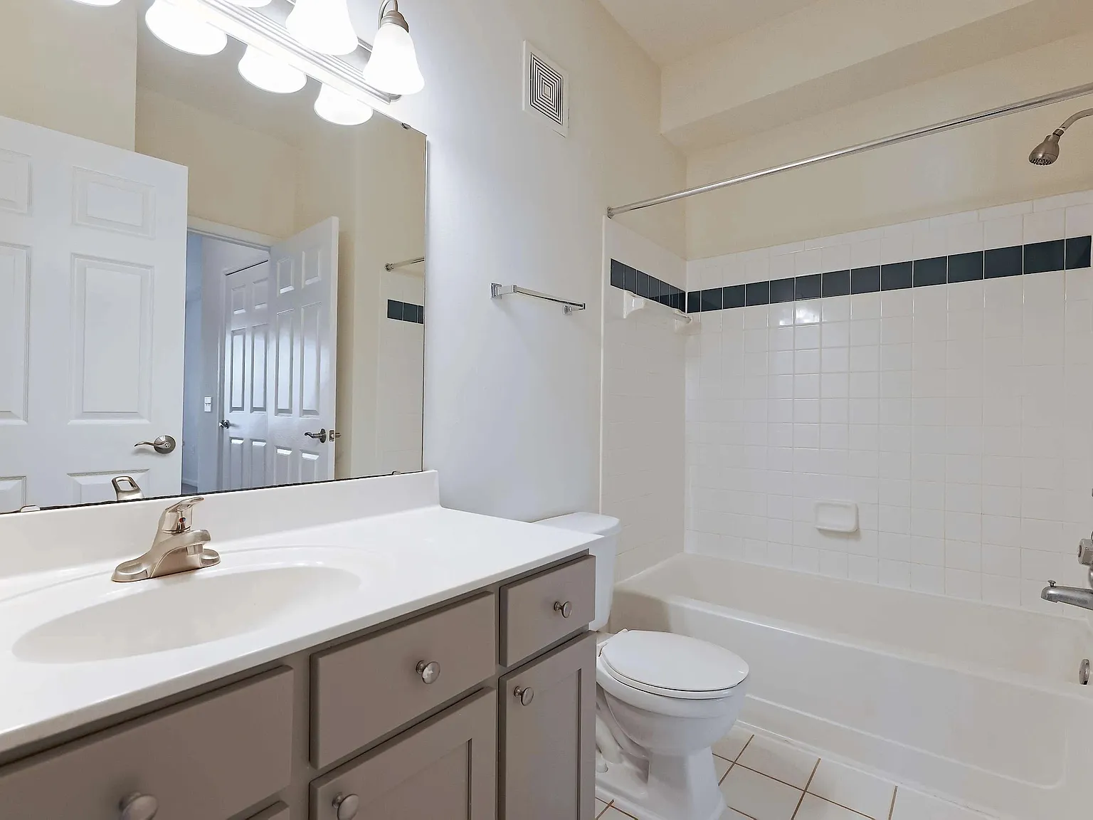 2 bed, 1295 sqft, $1,470 — Photo 4