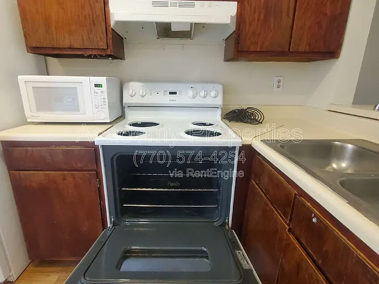 200 Sheraton Ct — Photo 3