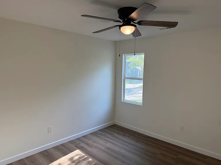 2503 E Graham Ave — Photo 11