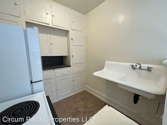 5th image of 2051 NW Lovejoy St APT 103