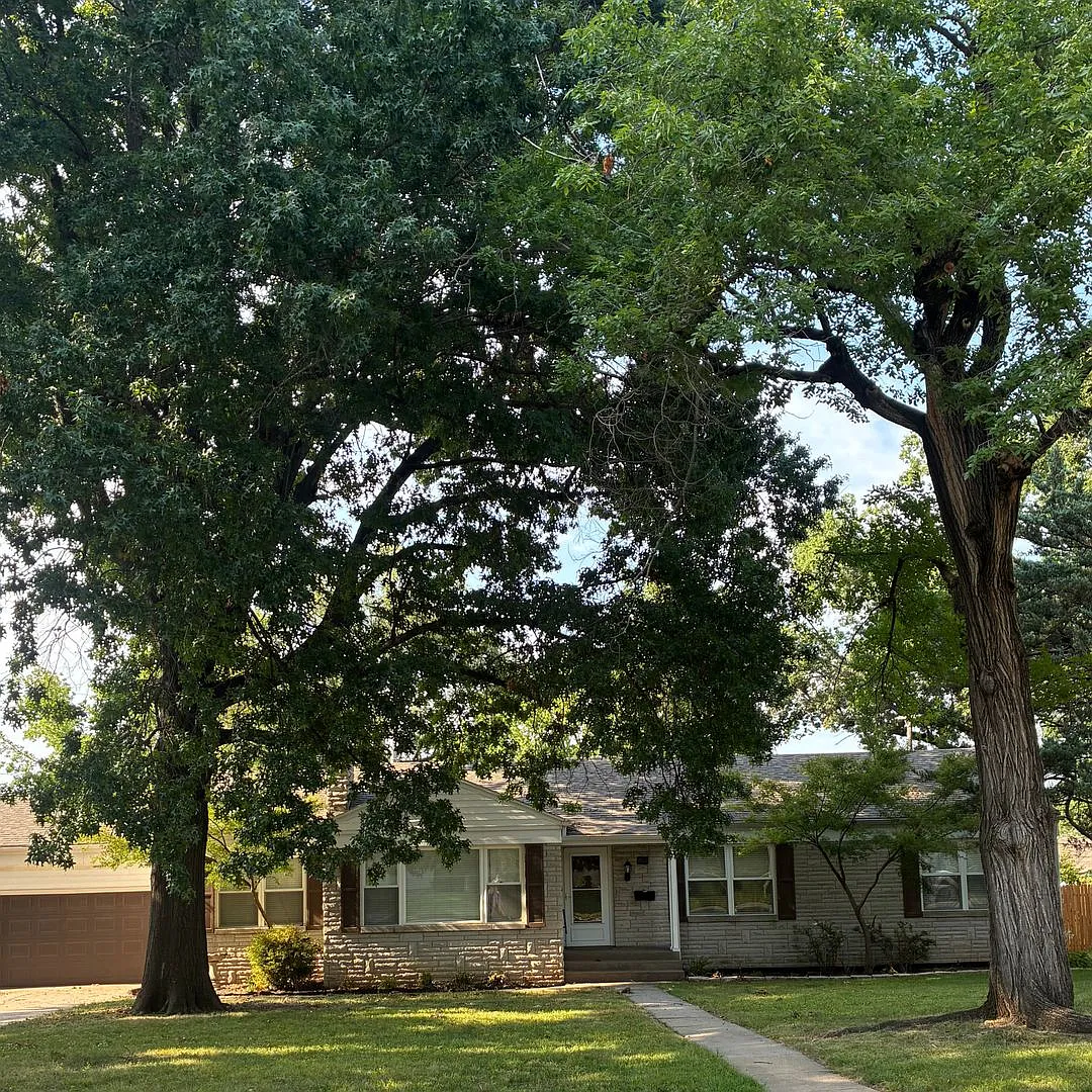 Beautiful 4 bedroom 3 bathroom home in Historic University Heights Subdivision — Photo 1