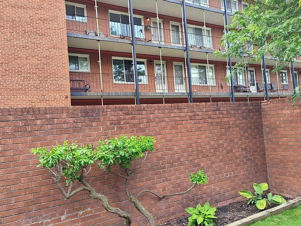 1st image of 2820 Woodslee Dr Unit 302