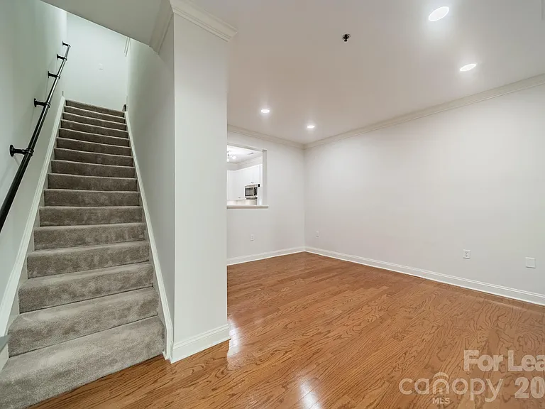 642 E 9th St — Photo 3