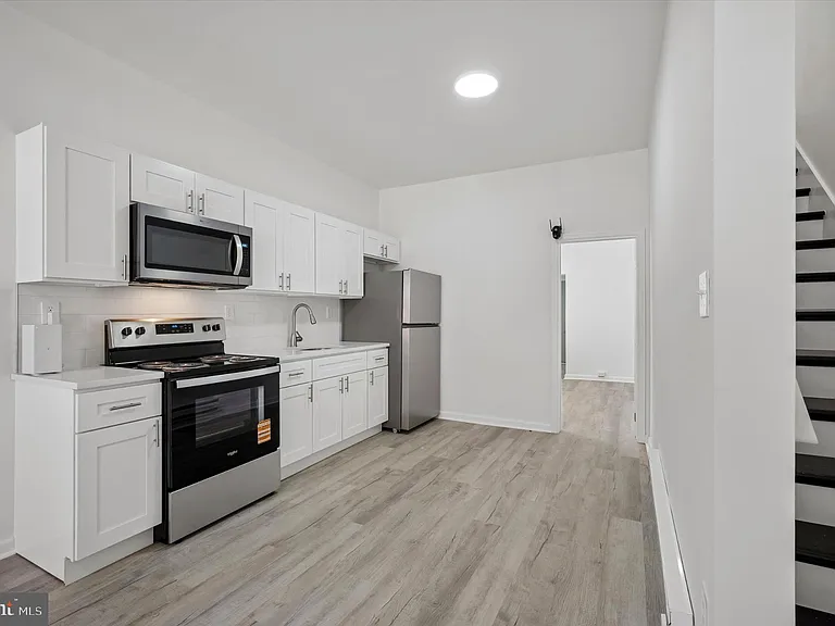 1216 W Firth St — Photo 5