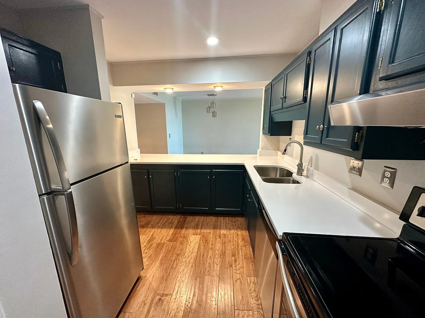 Spacious 2 Bedroom, 2 Bathroom Condominium with City Views — Photo 2