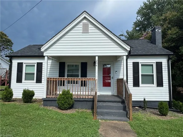 204 Nelson St, Pilot Mtn, NC 27041