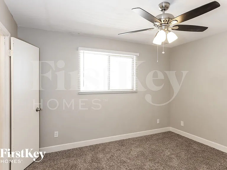 1233 W 16th St — Photo 11