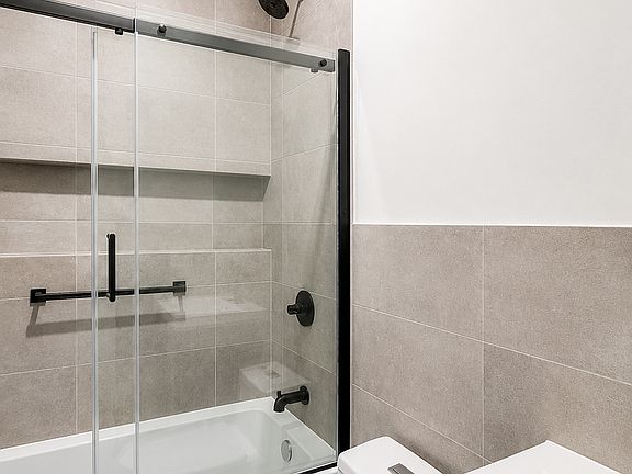 5th image of 1106 Gates Ave APT 3