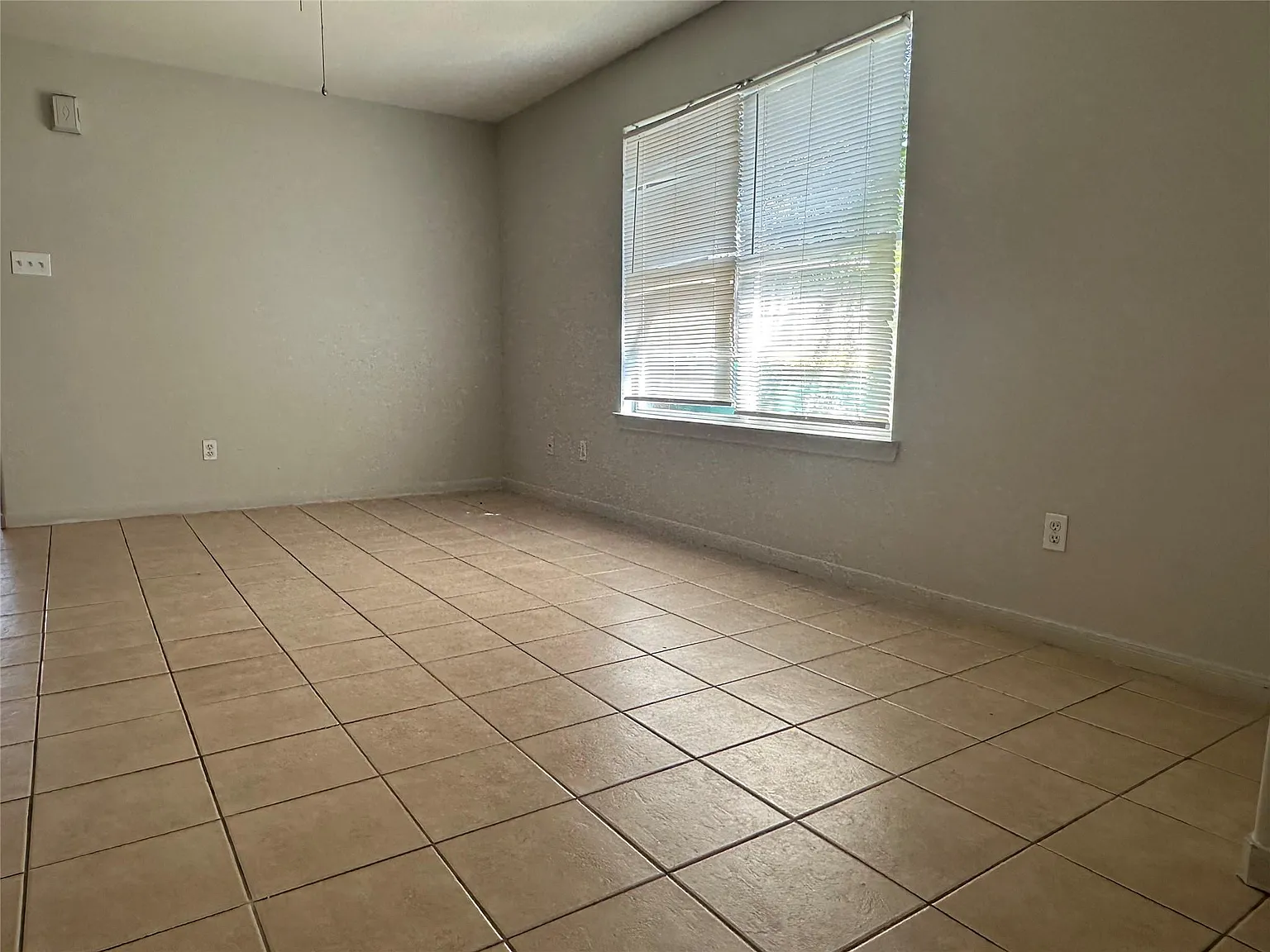 3 bed, 1.0 bath, 1124 sqft, $1,275 — Photo 3