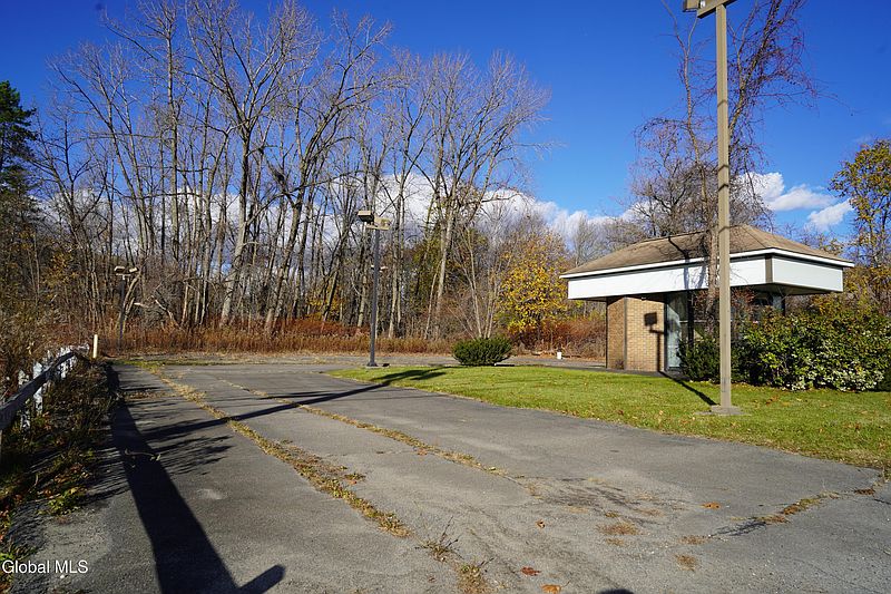 2nd image of 183 Fifth Avenue