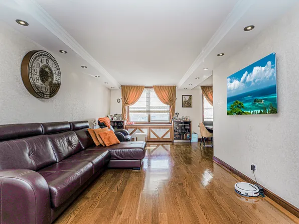 735 Avenue W image 2 of 28