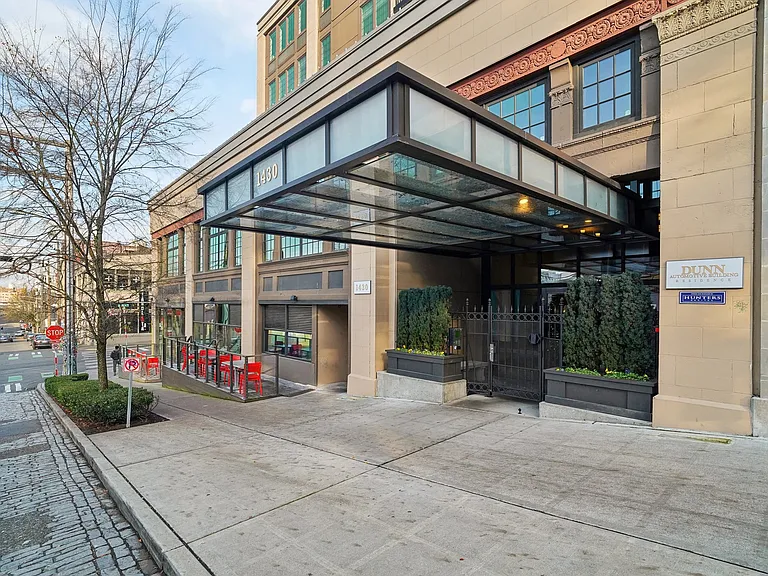 Dunn Motors Apartments — Photo 19
